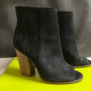 Gianni Bini peep toe high hill booties, suede, back zipper size 6.
